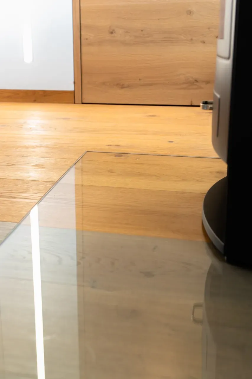 Innovative flächenbündige Glasplatten für Kamine