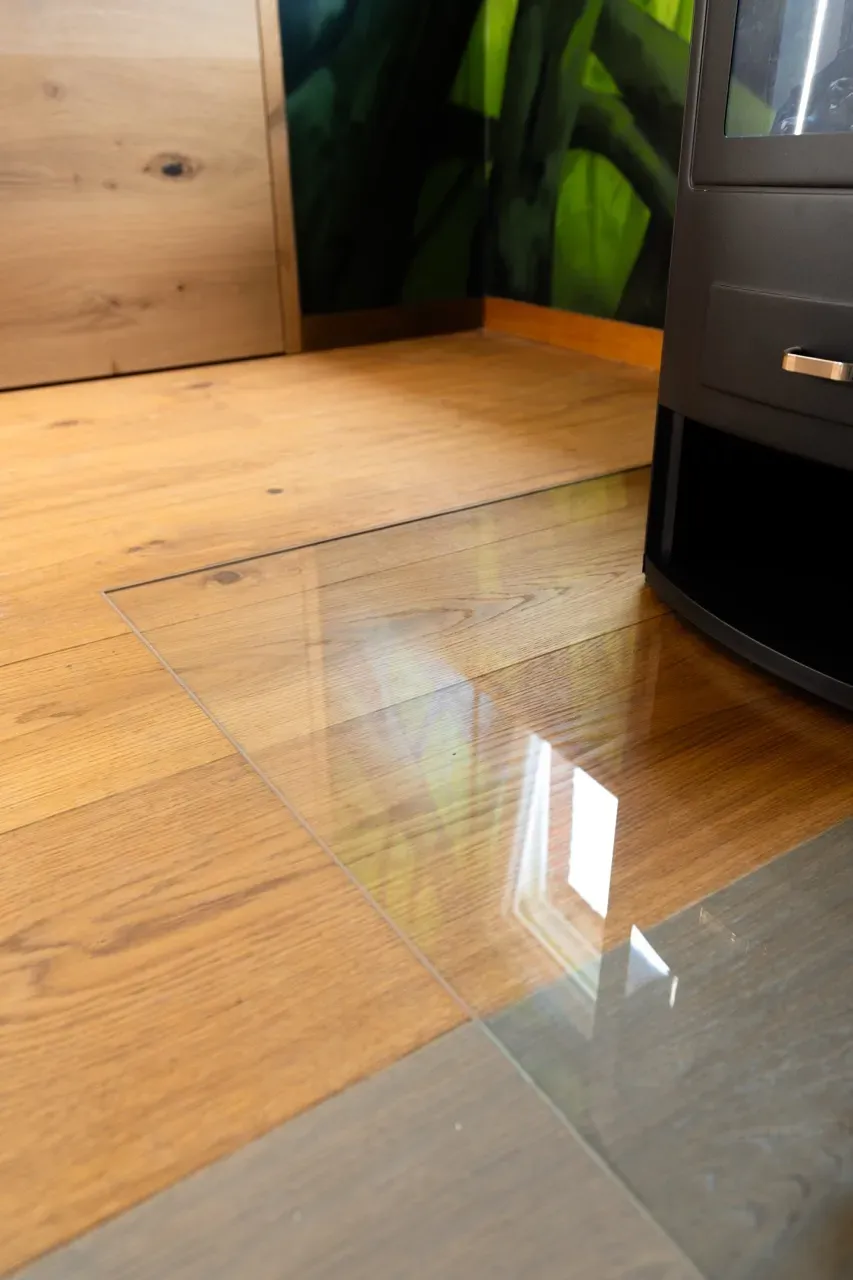 Innovative flächenbündige Glasplatten für Kamine