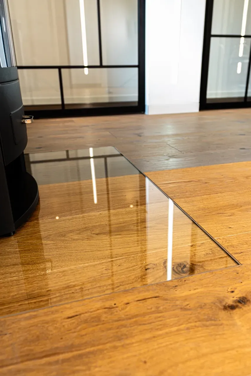 Innovative flächenbündige Glasplatten für Kamine