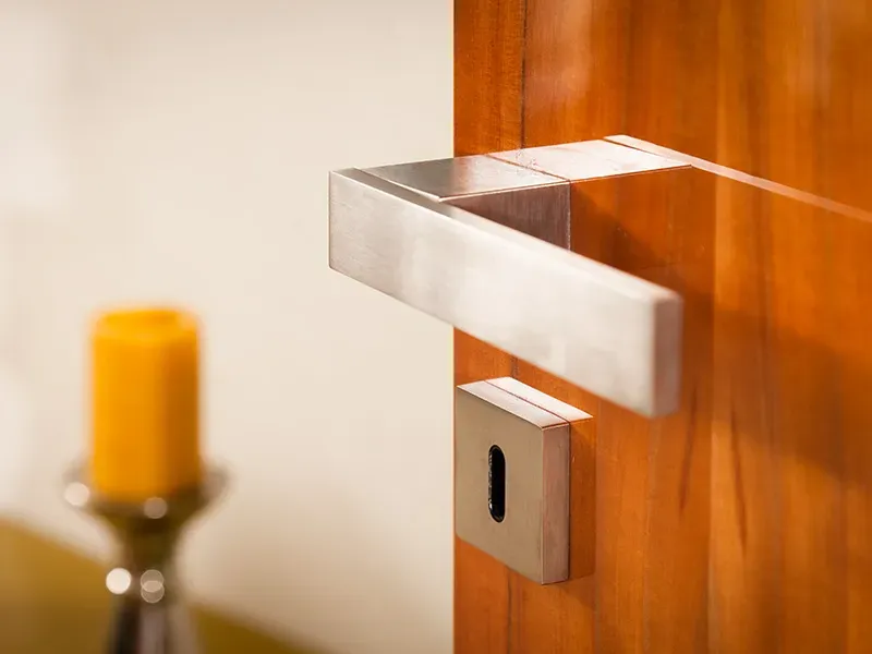 Moderne wandflächenbündige Türen für zeitgemäßes Wohnen