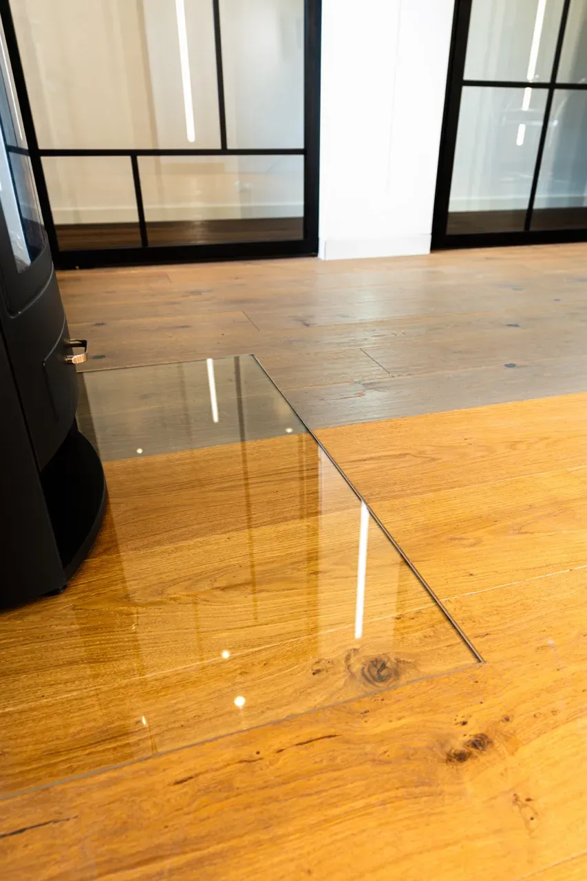 Innovative flächenbündige Glasplatten für Kamine
